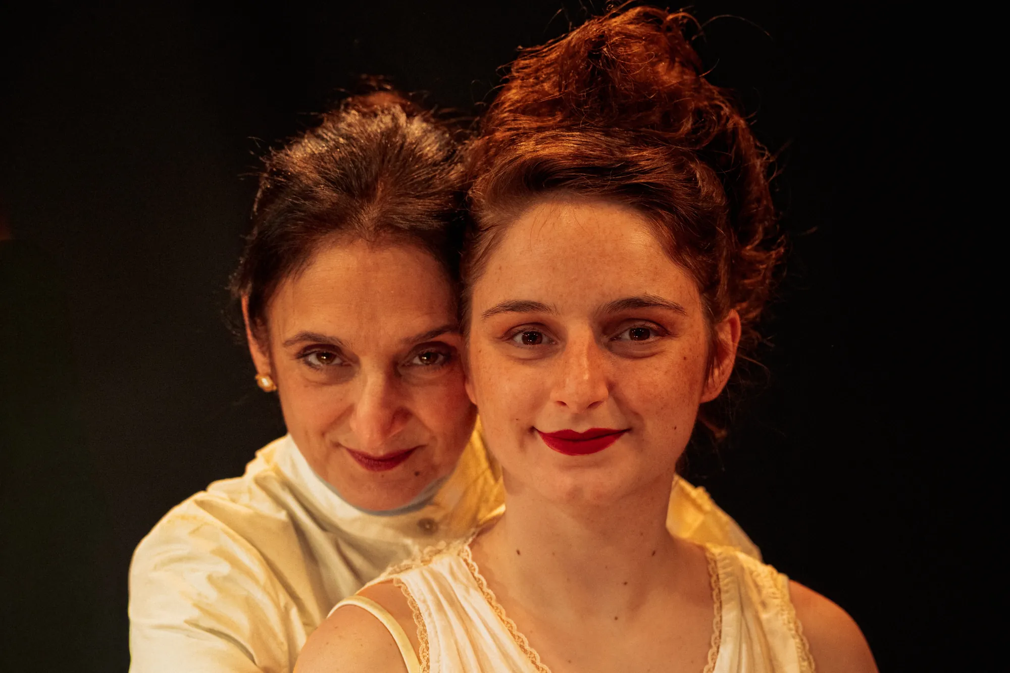 Retrato de duas atrizes da Trupe Ave Lola em figurino de cena
