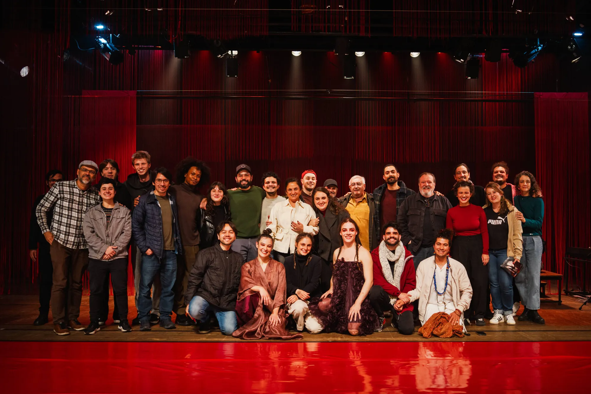 Elenco e equipe de Sonho de Uma Noite de Verão reunidos no palco