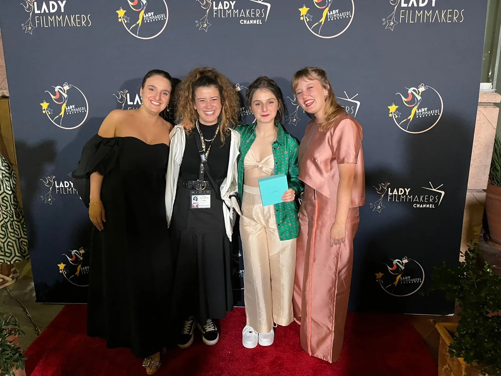 Quatro mulheres posando no tapete vermelho do Lady Filmmakers Festival