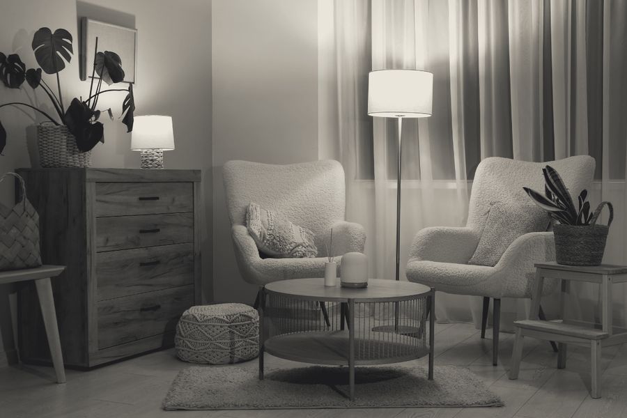 Ambiente residencial com poltronas e mobiliário de madeira