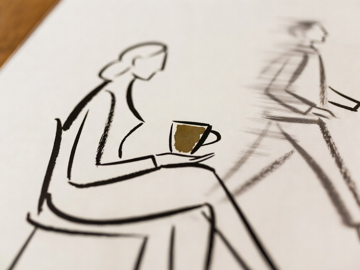 Figura sentada com uma xícara enquanto outra atravessa o quadro apressada