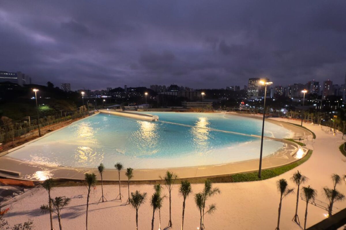 Praia e piscina de ondas do Beyond The Club