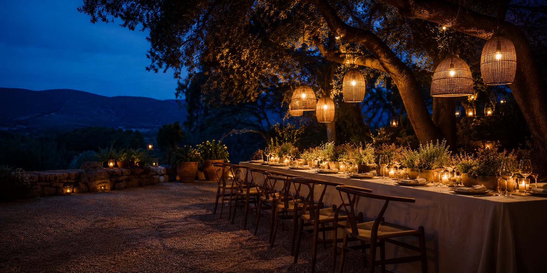 Ambiente externo ao entardecer, preparado para evento
