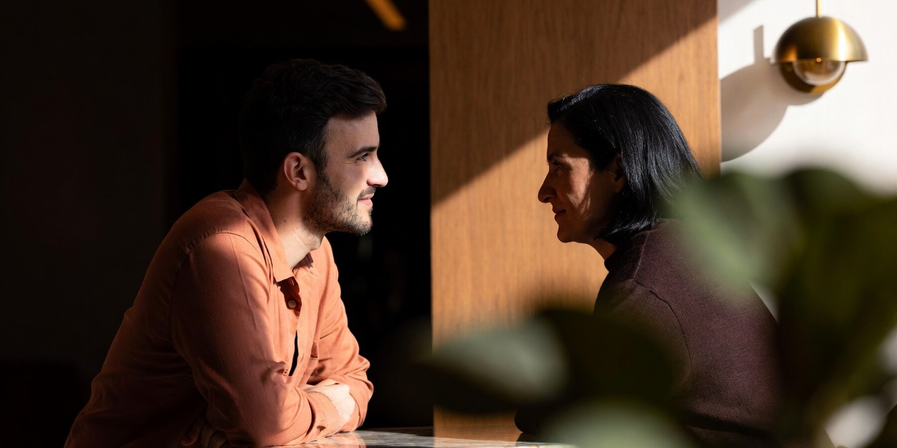 Conversa próxima entre duas pessoas ao fim da tarde