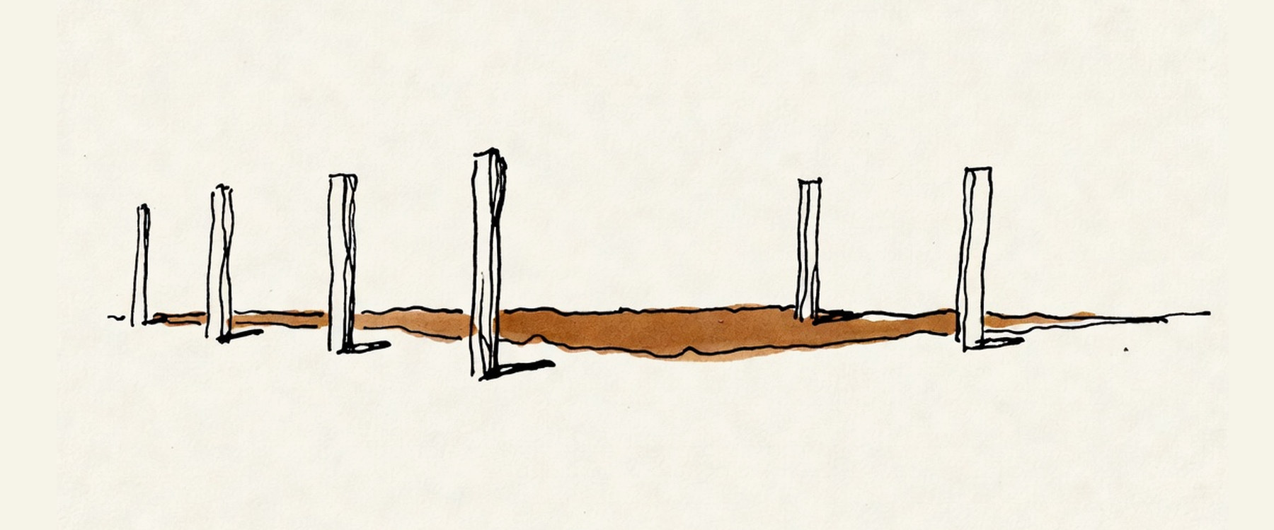 Desenho de linha: fileira de mourões fincados no chão, marcando uma divisa no campo.